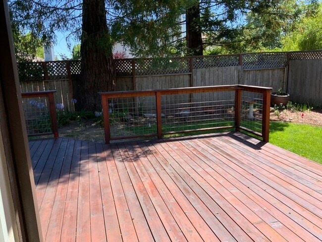 Building Photo - Beautiful Eastside 4 Bedroom, 3 Full baths in quiet neighborhood