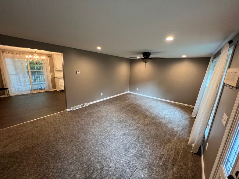 Living room - 662 River Rd