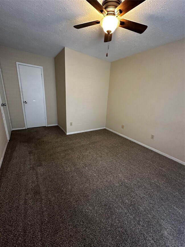 Building Photo - 22227 Deville Dr