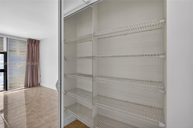 Building Photo - 600 NE 36th St