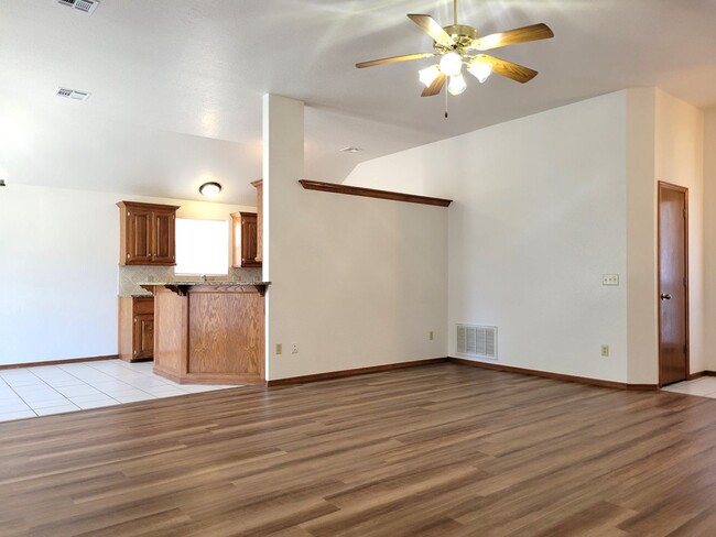 Building Photo - This pristine home in Northern Moore is a ...