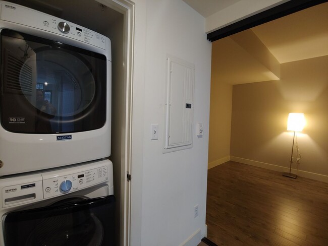 Building Photo - Open 2bdrm 1 bath with floor to ceiling wi...