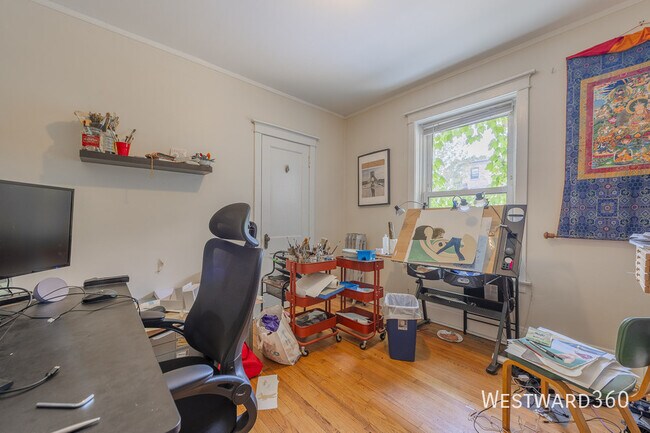 Building Photo - 1406 W Farragut Ave