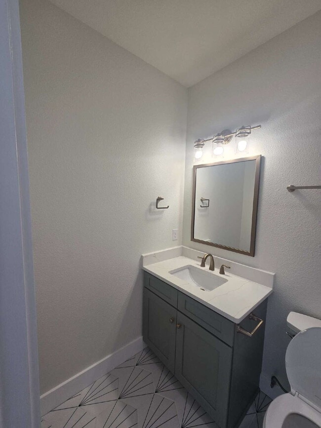 Building Photo - New Construction, 3 bed 3 bath near downtown!