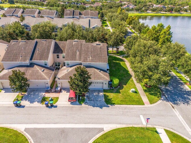 Building Photo - Spacious 3-Bed, 2.5 Bath End Unit Townhome in Windermere with 2 Car Garage!