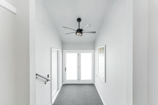 Building Photo - FURNISHED HOUSE! Short or Long Term! Large Newly Renovated Fully Furnished Modern 5 Bedroom Home ...