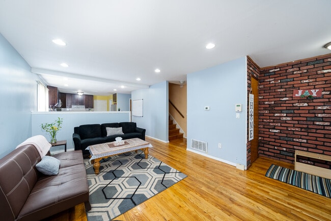 Building Photo - 9 Giles Ave