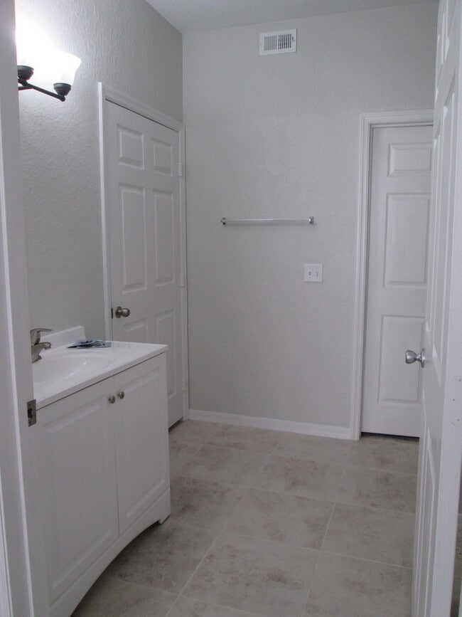 Building Photo - 2 bedroom 2 bath Condominium in The Fountains at Metrowest