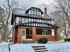 Building Photo - ASHLAND - Charming + Spacious 3 Bedroom, 1/2 Bath Home