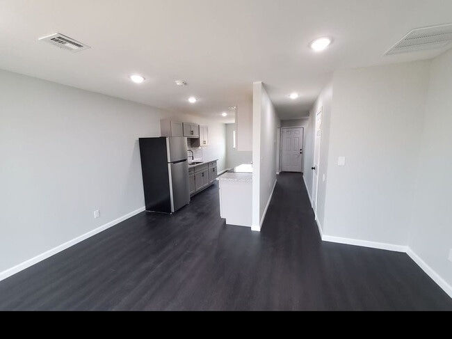 Building Photo - 3610 Springlake Dr