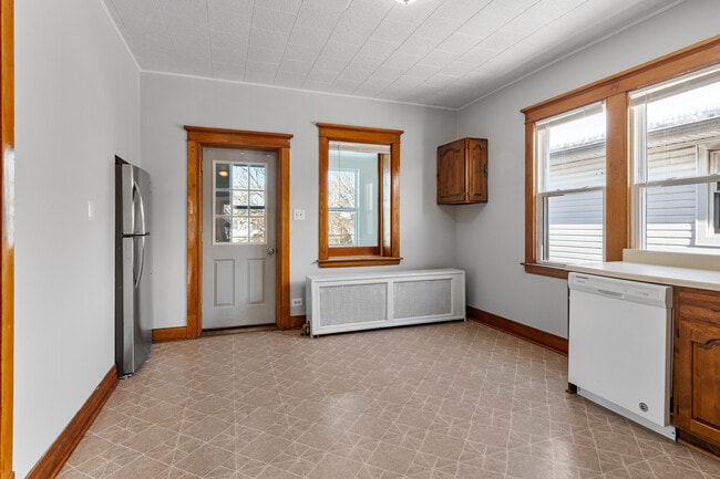 Building Photo - 5306 W Roscoe St