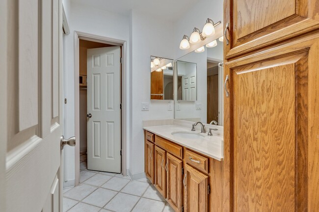 Building Photo - East-2 bedroom/ 2 bathroom townhome