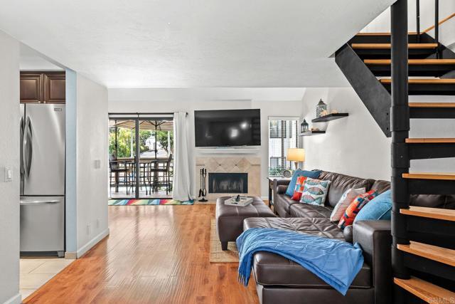 Building Photo - 520 Via De La Valle