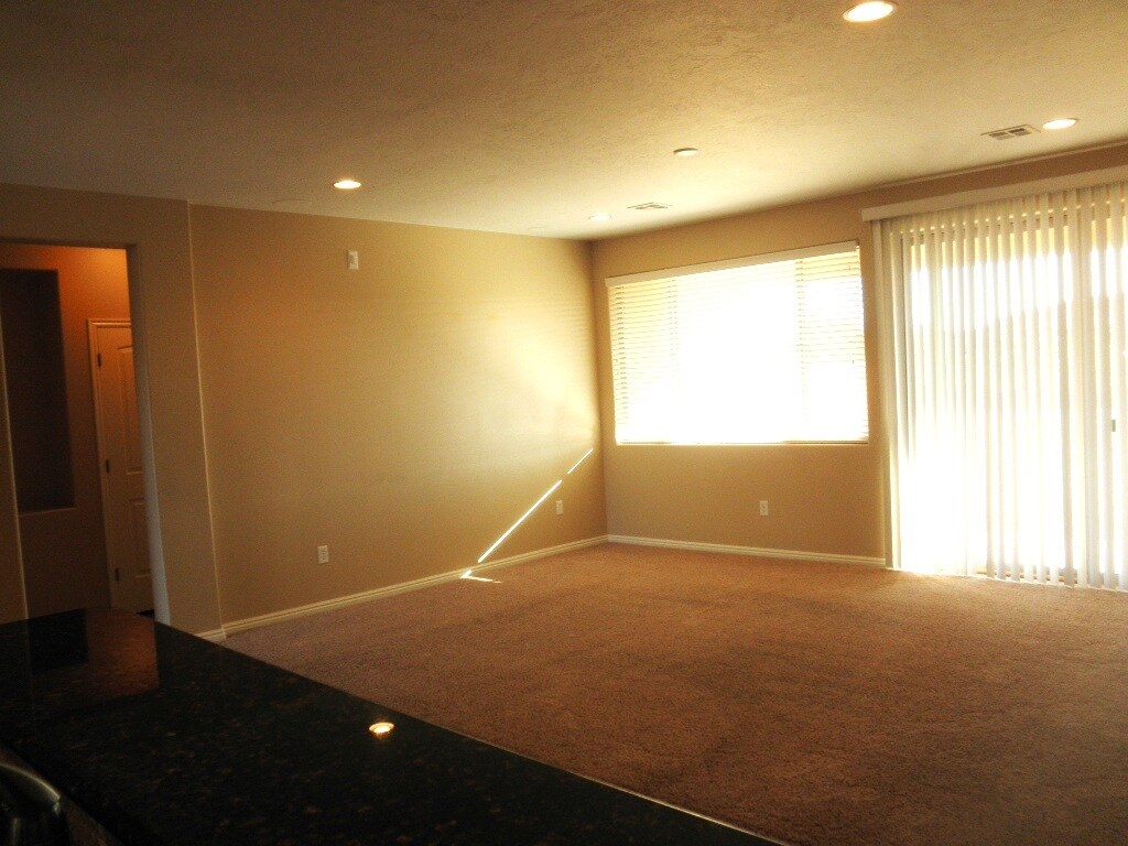 Building Photo - 1220 N Spring Valley Dr