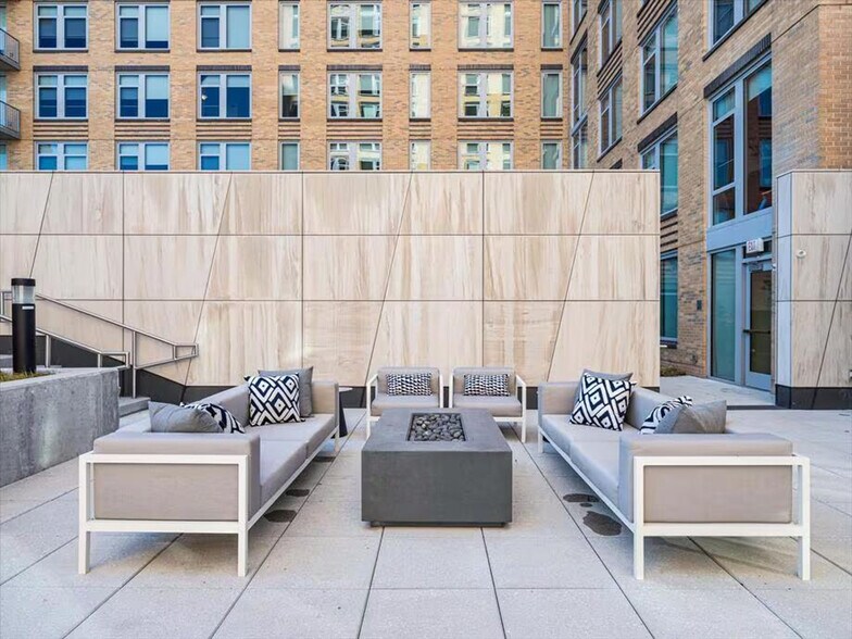 Building Photo - 400 Army Navy Dr