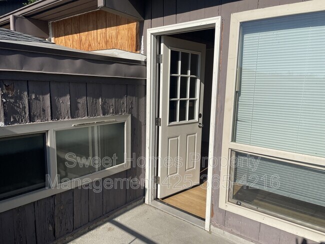 Building Photo - 2648 14th Ave W