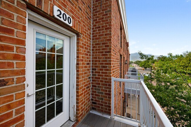 Building Photo - 233 E Fountain Blvd