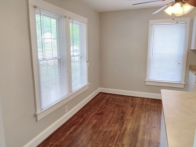 Building Photo - 3 Bedrooms 2 Full Bathrooms with fenced in...