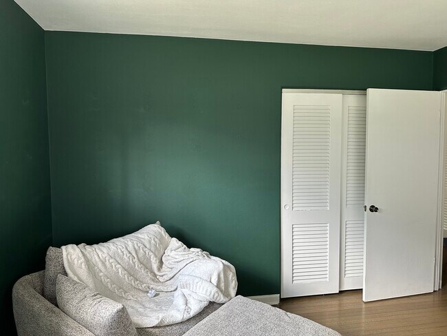 Guest bedroom 1 - 511 Lake Shore Dr