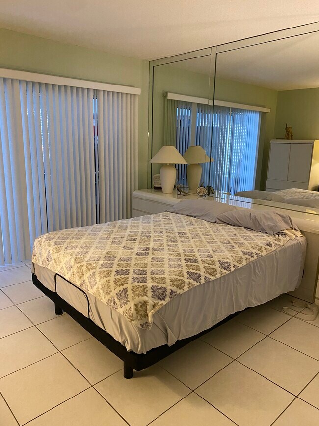 Building Photo - 2121 NE 42nd Ct