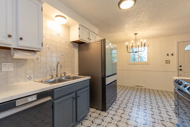 Building Photo - Charming Ranch in North Longmont!