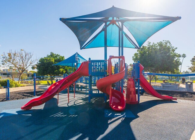 Building Photo - Cozy Condo in Manhattan Beach!