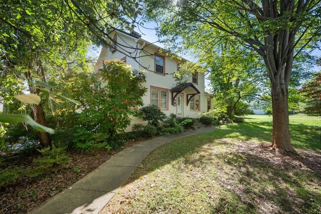 Primary Photo - 4 Bed 2.5 Bath Home with a large backyard ...