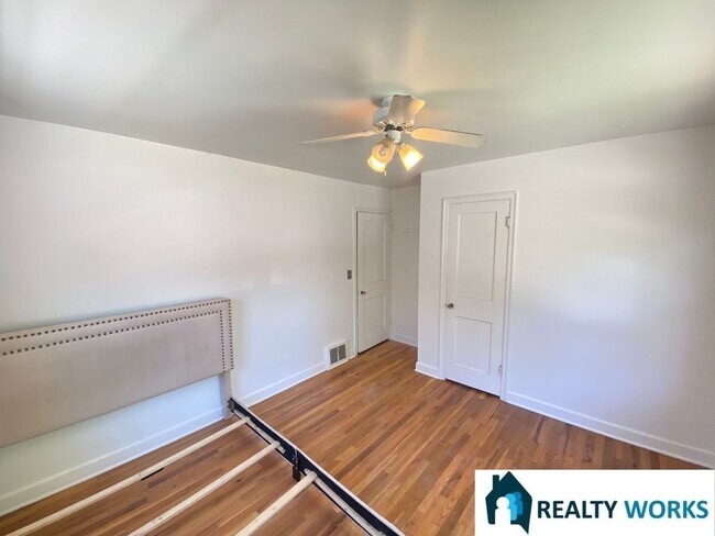 Building Photo - Charming 2 (+1) Bed Home!