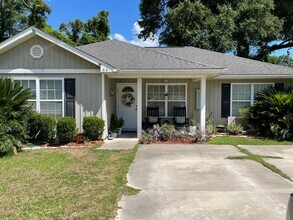 Building Photo - Charming 3 Bedroom Available in April