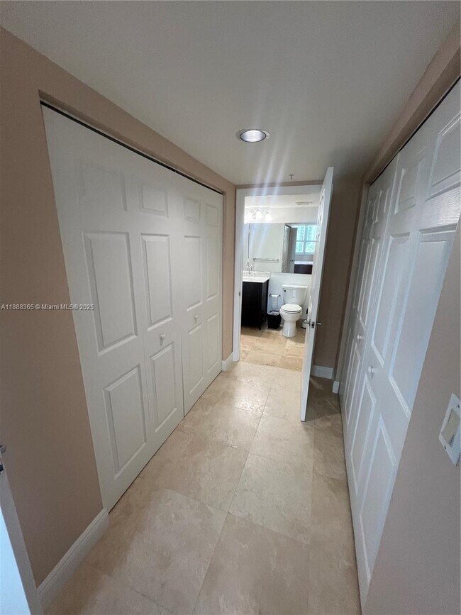 Building Photo - 1155 Brickell Bay Dr