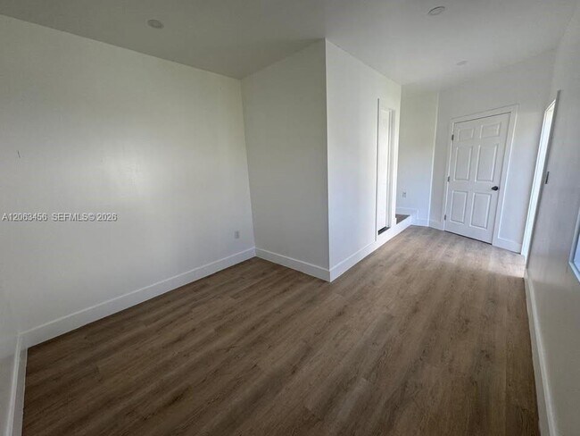 Building Photo - 670 NE 166th St
