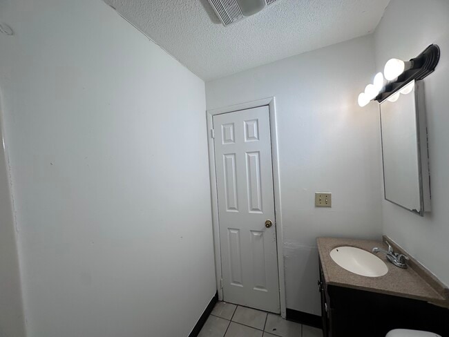 Building Photo - 1001 Shasta-