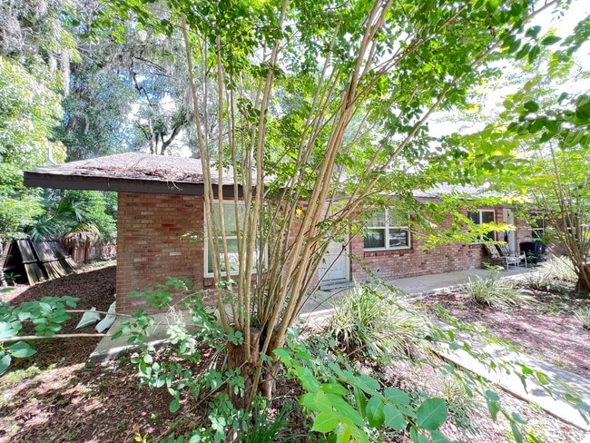 Building Photo - 2BD & 1 BA - Where Charm Meets Comfort: Yo...