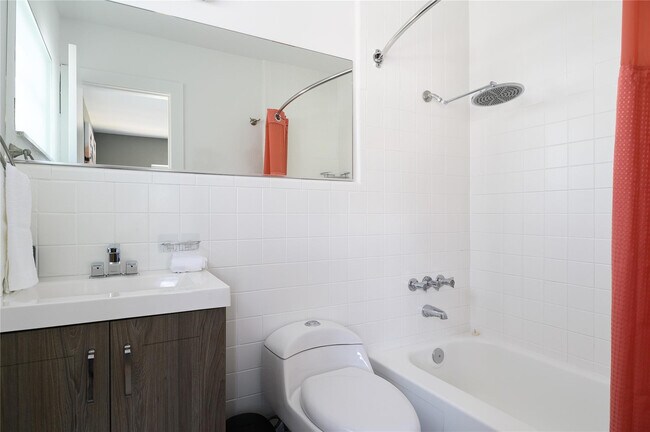 Building Photo - 1020 N Victoria Park Rd