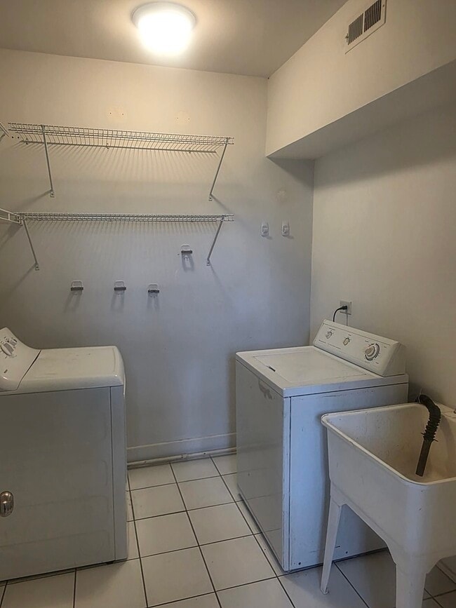 Building Photo - 6926 S Paxton Ave