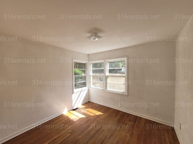Building Photo - $1,050 - 3 bedroom/ 1 bathroom - Single Family Home