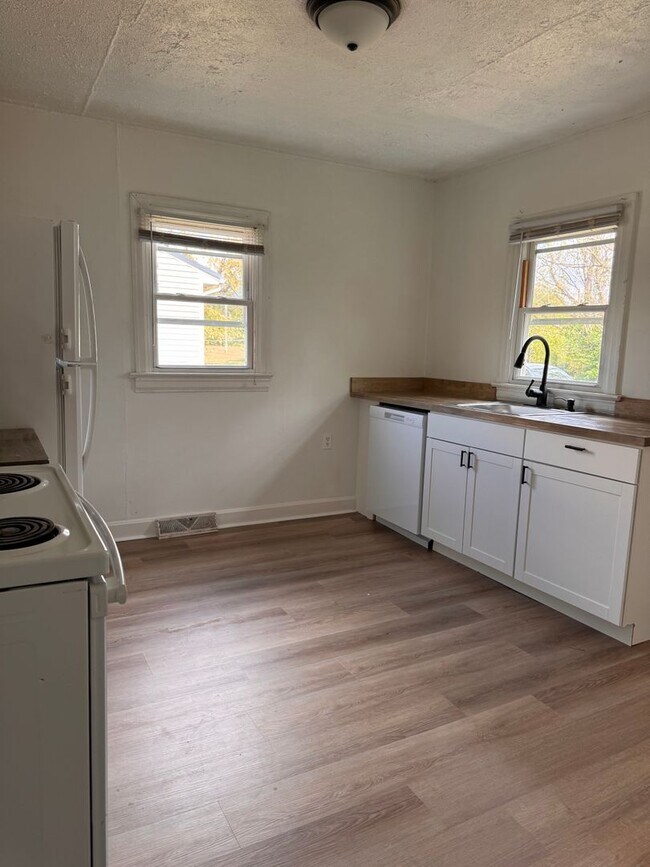 Building Photo - 4641 Shula Dr