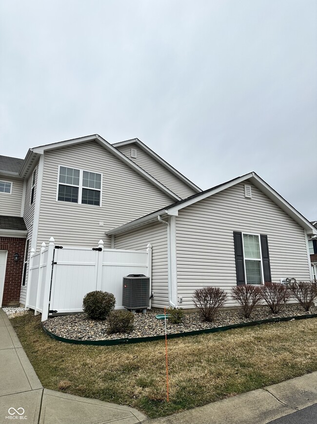 Building Photo - 9695 Calamus Dr