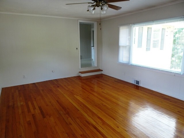 Building Photo - 527 Peyton St