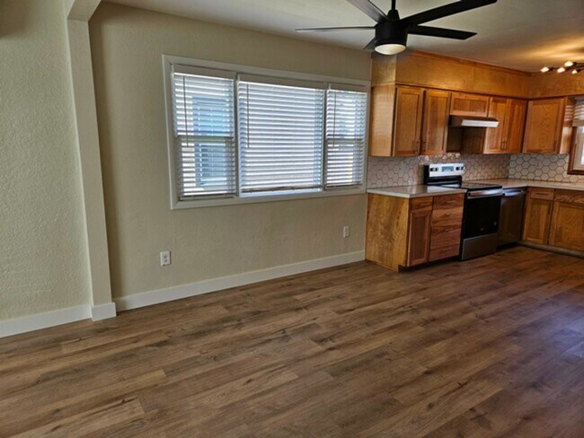 Building Photo - 3Bd/1Ba Single Story Home - For viewing!