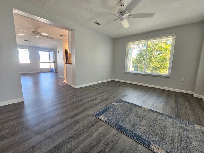 Building Photo - Annual Unfurnished 3 Bedroom 2 Bathroom Si...