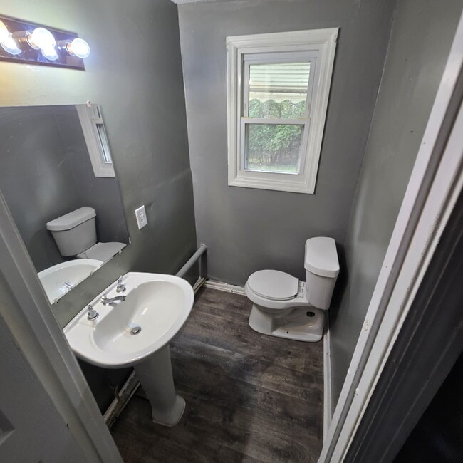 Building Photo - Great Craftsman style home with large private yard that's partially fenced.