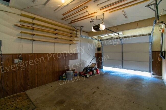 Building Photo - 2420 Poplar Dr