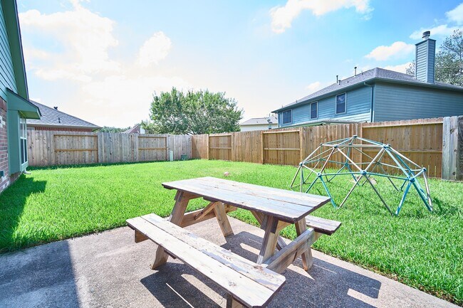 Building Photo - 4204 Seminole Dr