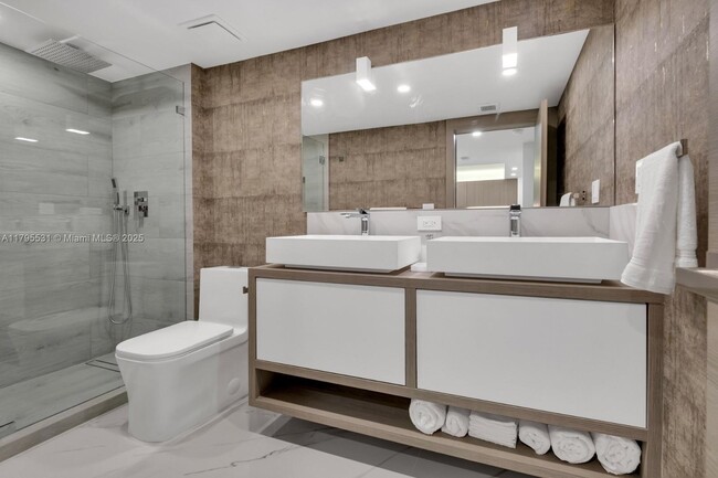 Building Photo - 2301 Collins Ave