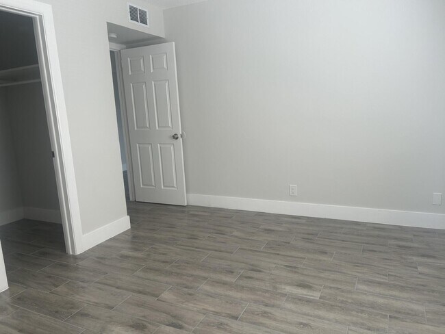 Building Photo - 1500 Crescent Cir