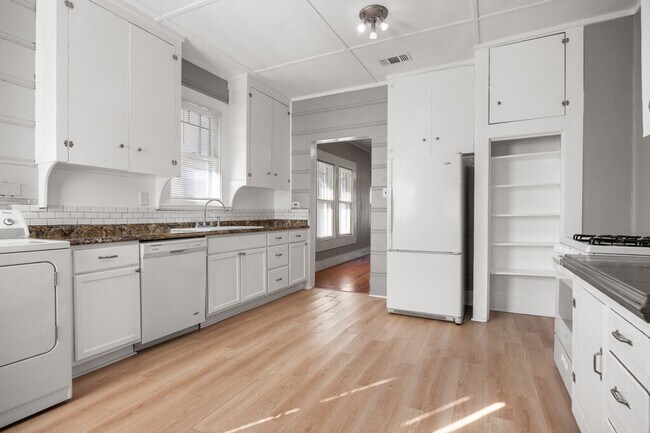 Building Photo - Historic craftsman style home located in T...