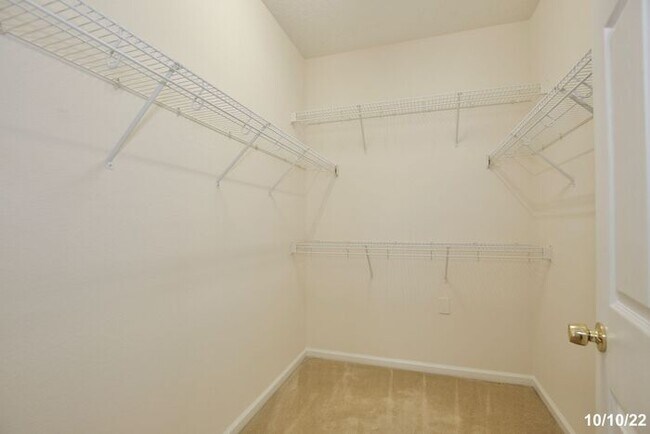 Building Photo - Amazing 3/2 Spacious Home with a Bonus Roo...