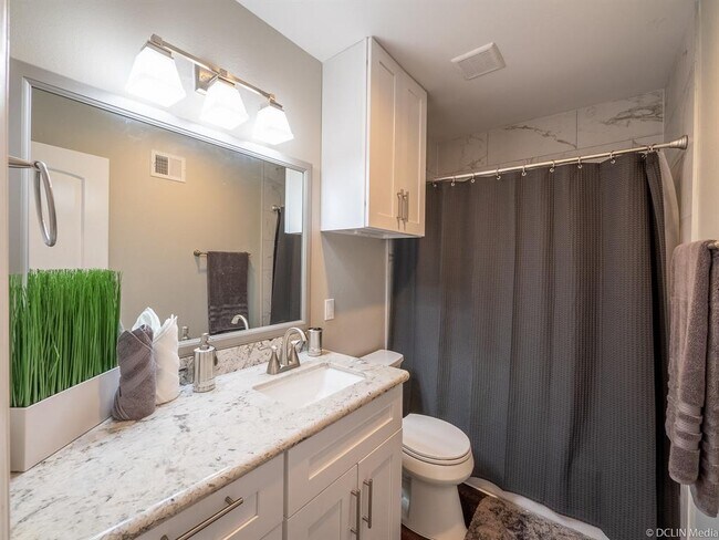 Building Photo - 2421 Truxillo St