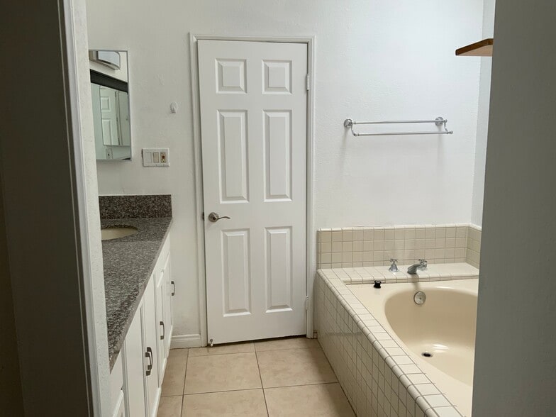 Building Photo - 542 Trailridge Dr